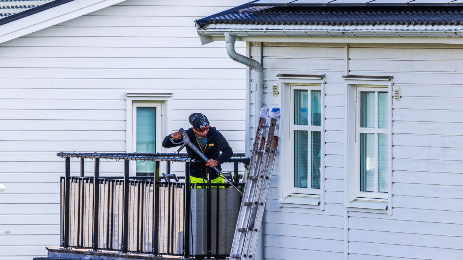 Putsfasad under skonsam softwash-behandling